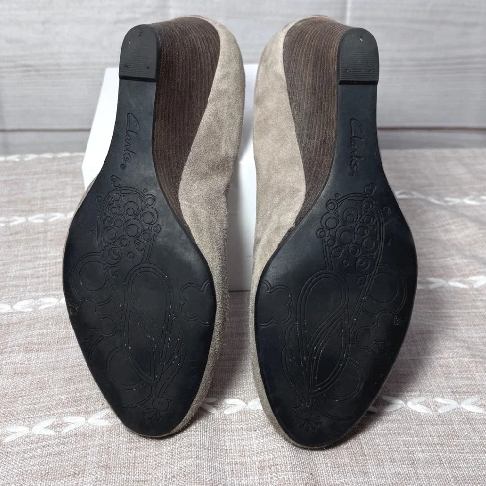 Clarks Artisan Taupe Grey Suede Wedge Pumps Round Toe Shoes Womens 8.5 M